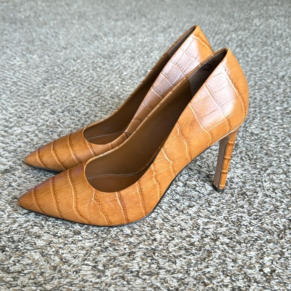 Shoes - Donald Pliner Women’s Size 9.5 Ruzana Crocco Saddle Pumps